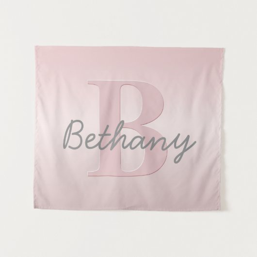 Mooie aanpasbare roze monogram & uw naam script wandkleed (Voorkant (horizontaal))