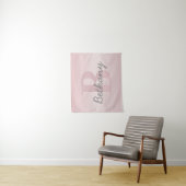 Mooie aanpasbare roze monogram & uw naam script wandkleed (In situ)