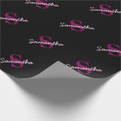 Mooie aanpasbare roze & zwarte monogram script cadeaupapier (Hoek)