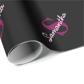Mooie aanpasbare roze & zwarte monogram script cadeaupapier (Rol Hoek)