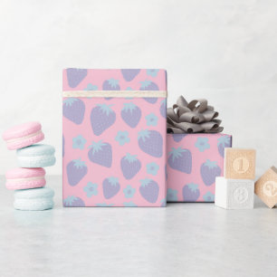 Mooie aardbeienpatroon in lila en blauw cadeaupapier