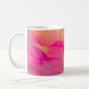 Mooie abstracte paarse en blauwe veren op de waarn koffiemok