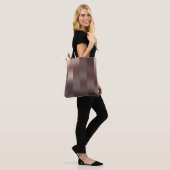 Mooie abstracte, verticale, bruine achtergrond met tote bag (Op model)