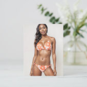 Mooie Afro-Amerikaanse bikini model in perzik Briefkaart (Staand voorkant)