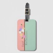 Mooie Arrangement van Kleurrijke Daisies op Sill Bagagelabel (Voorkant (verticaal))