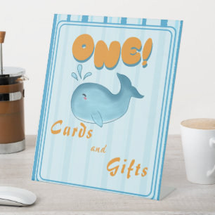 Mooie baby blauwe walvis 1e verjaardagskaarten en reclamebord met voetstuk