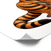 Mooie baby tijger zittend op witte achtergrond poster (Hoek)