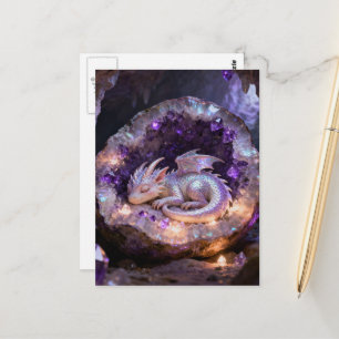 mooie babydraak die slaapt in een amethist geode briefkaart