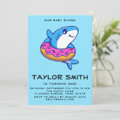 Mooie Babyhaai Met Donut Verjaardagsfeest Uitnodig Kaart (Staand voorkant)