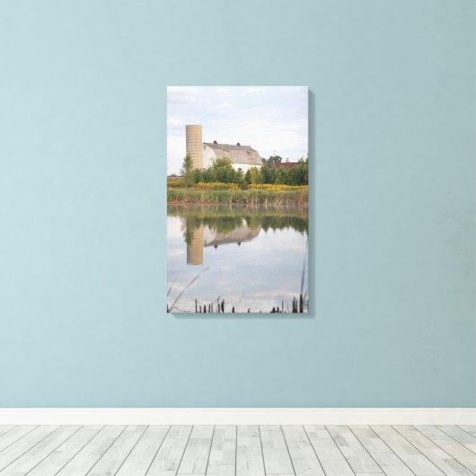 Mooie Barn, weerspiegeld in de Pond Canvas Afdruk (Insitu (Houten vloer))