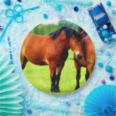 Mooie Bay Draft Horses in Lush Green Meadow Papieren Bordje (Feest)