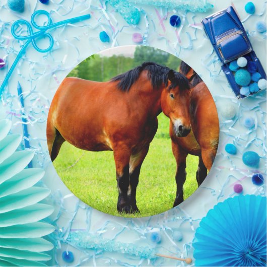 Mooie Bay Draft Horses in Lush Green Meadow Papieren Bordje (Feest)