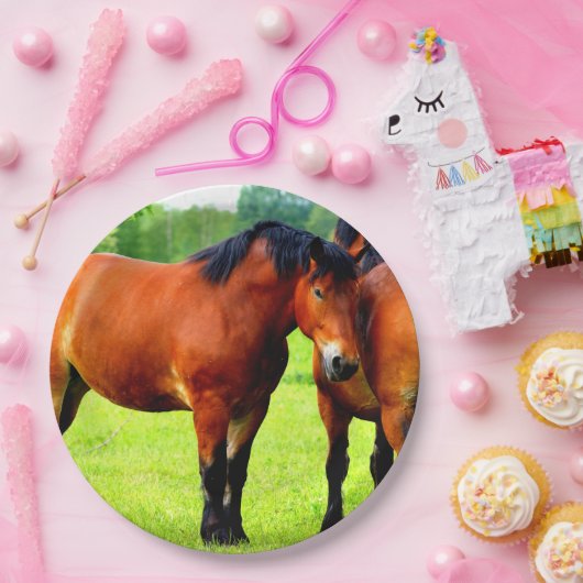 Mooie Bay Draft Horses in Lush Green Meadow Papieren Bordje (Feest)