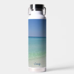 Mooie beach-fotografie, speciaal aangepast zeeoppe waterfles<br><div class="desc">Deze coole strandvakantiewaterfles is perfect voor een bruiloft op zee of een vrijgezellenfeest op een tropisch eiland. De prachtige groene wateren van Sandestin spoelen naar de zandkust onder de serene blauwe hemel om de perfecte schilderachtig vakantiefoto te maken voor je aangepaste zomercadeaus.</div>