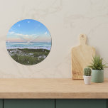Mooie Beach House Sunset Fotografie Grote Klok<br><div class="desc">Deze pittoreske strandfotografieklok met witte cijfers van Destin Florida heeft de prachtige roze en oranje zee zonsondergang die de oceaangolven boven het zand- en zandgras zachtjes raakt. Mooie badhuis decor van uw favoriete vakantie plek of woonplaats.</div>
