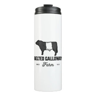 Mooie, belete koe met galloway-ronde badge of desi thermosbeker