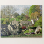 Mooie Bibury, Cotswolds, UK Jigzaag Puzzle Legpuzzel<br><div class="desc">Bibury wordt beschouwd als een van de meest gefotografeerde dorpen in het Verenigd Koninkrijk. Ik dacht dat het vandaag misschien ver weg lijkt, maar het zal je eigen leven zijn als het klaar is. Bibury werd ooit door William Morris (1834-96) omschreven als "het mooiste dorp in Engeland". Een afbeelding Bibury...</div>