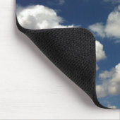 Mooie blauwe hemel met Puffy White Clouds Muismat (Hoek)