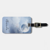 Mooie blauwe hemel met vliegende zwanen bagagelabel (Voorkant horizontaal)