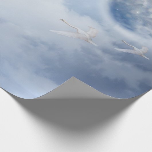 Mooie blauwe hemel met vliegende zwanen cadeaupapier (Hoek)