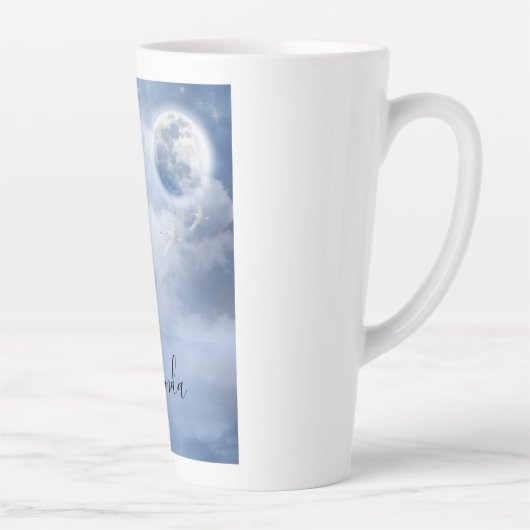 Mooie blauwe hemel met vliegende zwanen latte mok (Rechts)