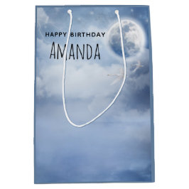 Mooie blauwe hemel met vliegende zwanen op zaterda medium cadeauzakje