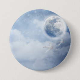 Mooie blauwe hemel met vliegende zwanen ronde button 7,6 cm