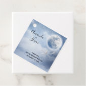 Mooie blauwe hemel met vliegende zwanenbruiloft bedankjes labels (In situ)