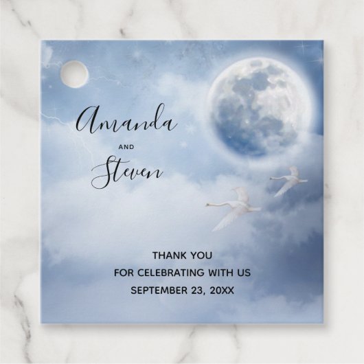 Mooie blauwe hemel met vliegende zwanenbruiloft bedankjes labels (Voorkant)