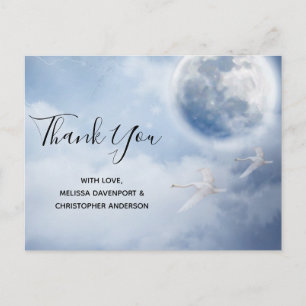 Mooie blauwe hemel met vliegende zwemmen briefkaart