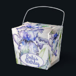 Mooie blauwe iris bloemige verjaardagstaart favori bedankdoosjes<br><div class="desc">Mooie blauwe iris bloemige bloemen Trouw-/verjaardagstaart favorieten dozen,  met volledig aanpasbare naam. Ontworpen op basis van een van mijn waterverfschilderijen.</div>