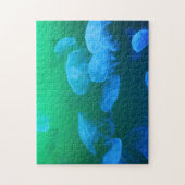 Mooie blauwe kwal in groen water legpuzzel (Verticaal)