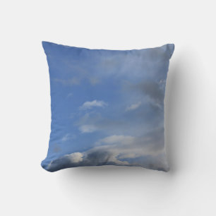 Mooie blauwe lucht en witte wolken kussen