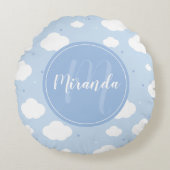 Mooie blauwe lucht met aangepast monogram en naam rond kussen (Voorkant)