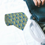 Mooie blauwe pauwenveren stropdas<br><div class="desc">Dress in stijl met dit stijlvolle stropdas dat het foto-afbeelding van een mooi,  blauw Peacock bevat,  dat in een herhalend patroon wordt afgedrukt.</div>