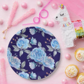 Mooie blauwe rozen, marineblauwe achtergrond, papieren bordje (Feest)