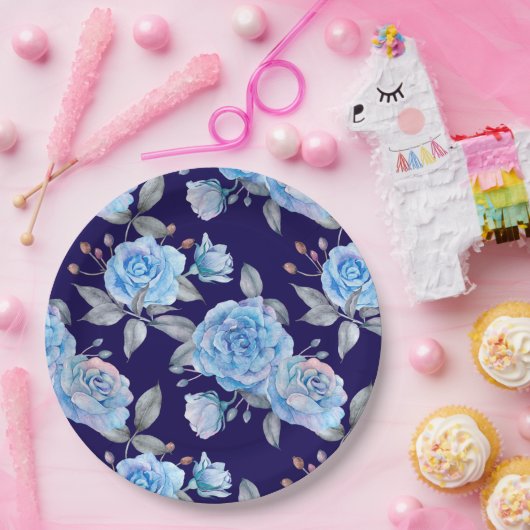 Mooie blauwe rozen, marineblauwe achtergrond, papieren bordje (Feest)