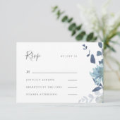 Mooie blauwe Waterverf Floral Wedding RSVP Kaartje (Staand voorkant)