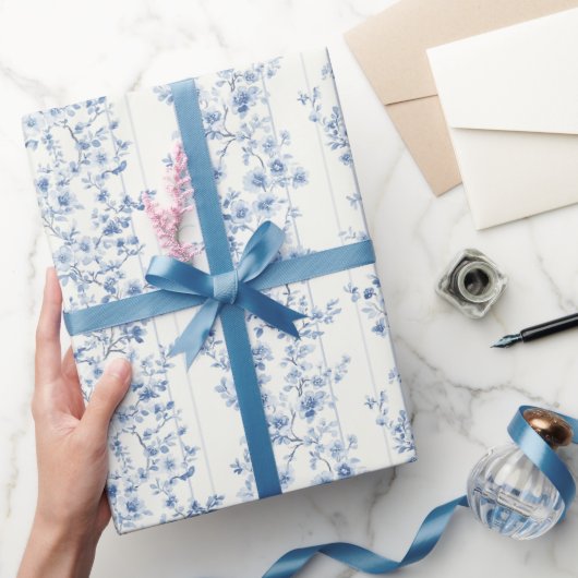 Mooie Blauwe Witte Bloemige Bruiloftsdouche Cadeaupapier (Geschenken)