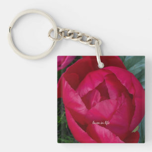 Mooie bloeiende rode pioen sleutelhanger