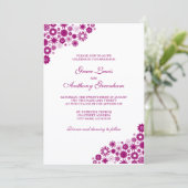 Mooie bloemen donkere fuchsia trouwuitnodiging kaart (Staand voorkant)