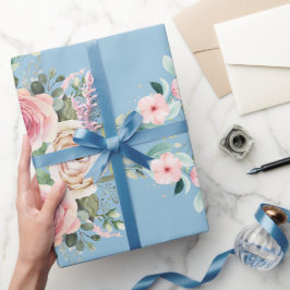 Mooie bloemen in blauw cadeaupapier