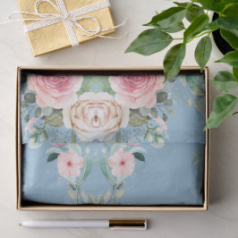 Mooie bloemen in blauw tissuepapier