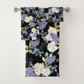 Mooie Bloemen Lila Rozen Paarse Blauw op Zwart Bad Handdoek (Insitu)