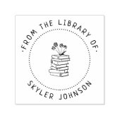 Mooie Bloemen op een Stapeltje Boeken Aangepaste B Zelfinktende Stempel (Design)