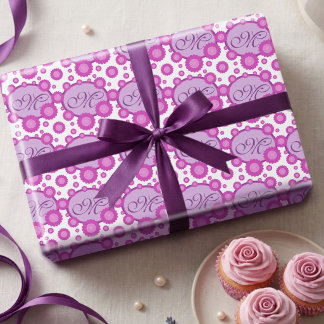 Mooie bloemen & ovale cadeauverpakking met scriptt cadeaupapier
