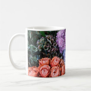 Mooie bloemen (rozen, hydrangeas, c koffiemok