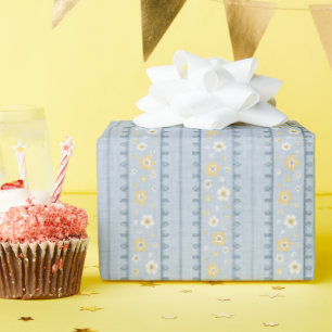 Mooie bloemstrepen en kanten rand op stoffig blauw cadeaupapier