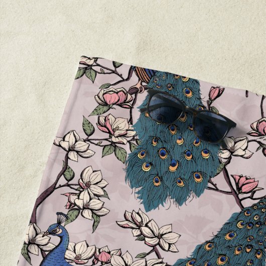 Mooie Blush Roze Pauw en Magnolia Bloemen Strandlaken (In situ)