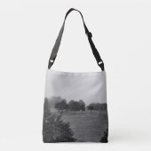 Mooie bomen en natuur in mist crossbody tas (Achterkant)